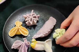 Shanghai:Art Steamed Dumpling Making in Shanghai style Lane