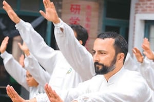 Xangai: aula de Baduanjin Qigong - movimento chinês antigo