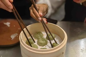 Preparate i ravioli al vapore: vegani o con carne di maiale in stile Shikumen di Shanghai