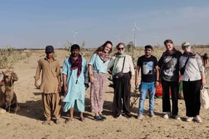 Safari no turístico en camello y por el desierto de 2 días en grupo compartido