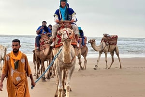 Agadir/Taghazout: Passeio de camelo ao pôr do sol com churrasco e show musical