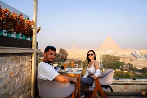 Kairo: Kamelreiten bei Sonnenaufgang, Pyramiden-Tour & lokales Frühstück.