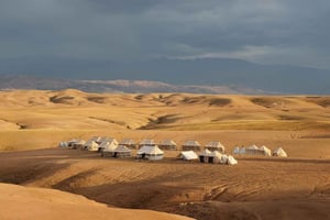 アガファイ砂漠でラクダ乗り＆ディナーをお楽しみください