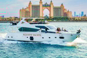 Dubai Marina: Luxury Yacht Tour with Breakfast or BBQ Option
