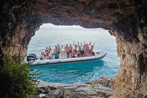 Desde Durrës/Golem: Tour en barco por Sazan, la cueva de Ali y Karaburun