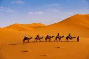 Da Marrakech: viaggio di 3 giorni nel deserto di Merzouga e campeggio di lusso.