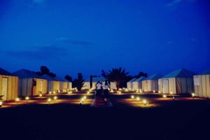 Från Merzouga: Ökenövernattning i uppvärmt tält och kamelridning