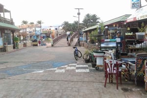 Da Sharm: Escursione a Dahab con safari nel deserto e giro in cammello