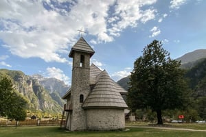 Desde Tirana: excursión de un día con guía a Theth y el Ojo Azul