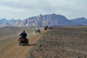 Hurghadan aavikkosafari mönkijällä, kameliratsastus ja illallisesitys