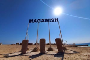 Hurghada: Excursión en yate a la isla de Magawish con snorkel y almuerzo