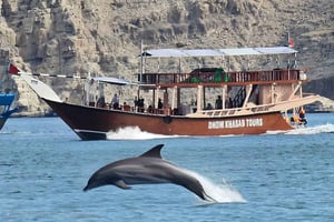 Khasab: Dhow-risteily, delfiinien katselu ja snorklaus.