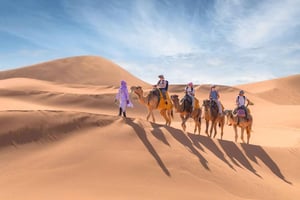Merzouga: pernoita em acampamento de luxo com passeio de camelo e jantar.