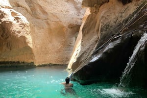 Маскат: Полнодневная частная экскурсия в Вади Шаб и воронку Биммах