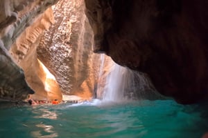 Muscat: tour Wadi Shab, Fins Beach en Bimmah Sinkhole