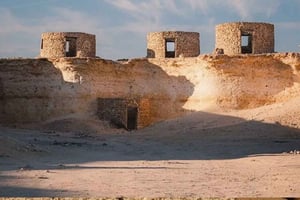 Katar: Führung durch Zekreet und zu den Skulpturen von Richard Serra