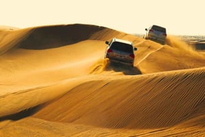 Qatar: gedeelde woestijnsafari, sandboarden, kamelenrit, binnenzee