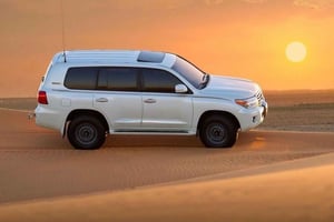 Qatar: Ökensafari i solnedgången med kamelridning och sandboarding