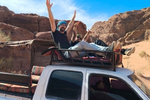 Wadi Rum View Camp: Ganztägige Wüsten-Jeep-Tour mit 3 Mahlzeiten