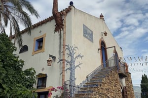 Borgo Parrini Gaudí-style: walking tour + optional tasting 2h, small group