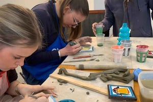 Gestalte deine eigene sizilianische Keramik aus Lavastein vom Ätna und nimm sie mit nach Hause.