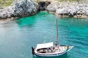 Palermo Este: excursión en barco entre cuevas y paisajes impresionantes