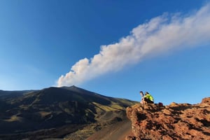 Au départ de Taormine : Tour de l'Etna avec randonnée, visite de grottes et dégustations
