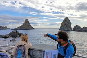 Från slottet till katedralen: vandring mellan Aci Castello och Acireale