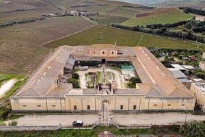 Historiallinen Baglio Florio Adamo -kierros viininmaistelun kera