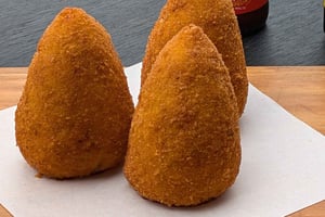 メッシーナの屋台の食べ物ウォーキングツアーと天文時計ショーをご堪能ください