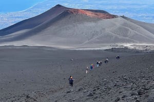 Volcán Etna: Excursión a 3000 metros sobre los cráteres de alta montaña en ruta de senderismo.