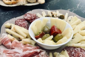 Taorminan lähellä voit nauttia aidosta ruoasta ja Etna-viineistä sisilialaisen äidin luona