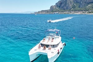 Palermo: Dagstur med katamaran med lunsj og snorkling inkludert