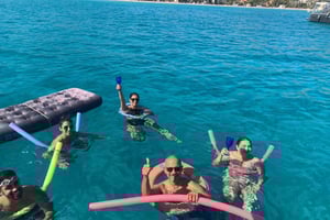 パレルモ：シュノーケリングと軽食付きの半日ボートツアー（シェア）