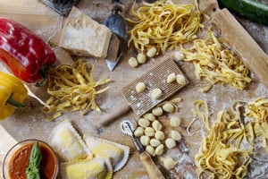 Cours de cuisine de luxe à Palerme : pâtes et vin (petit groupe)