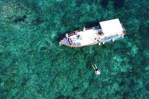 Taormina: tour en barco por la costa con aperitivo y snorkel
