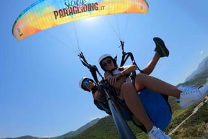 タオルミーナ：インストラクターと GoPro ビデオ付きパラグライダー ツアー