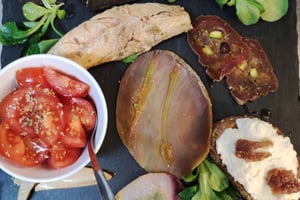 Proeverij van wijn en tonijnproducten