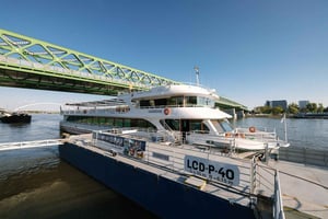 Bratislava: Cena gourmet de oca con crucero por el Danubio