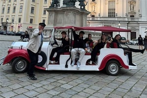 Viena: tour turístico por el casco antiguo en un coche eléctrico de estilo vintage