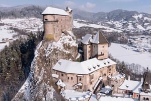 Zakopane : le château d'Orava et la cour extérieure. La beauté de la Slovaquie