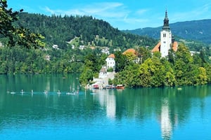 Von Ljubljana aus: Tagesausflug zum Bleder See und zur Höhle von Postojna