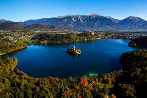 Lubiana: tour di un giorno al Lago di Bled, alle Grotte di Postumia e al Castello di Predjama
