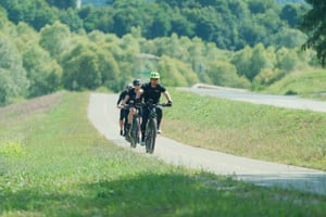 Udforsk den grønne grænse: Elcykeltur med slotte og snacks