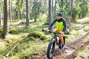 Stockholm: Fat Bike Waldabenteuer mit Mittagessen und Sauna