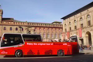 Bolonia: wycieczka po mieście autobusem z otwartym dachem i degustacja lokalnych potraw