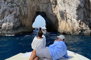 Capri: Båttur runt Capri med Faraglioni och grottor