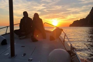 Tour privado en barco al atardecer desde Capri (2 horas)