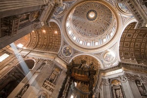 Utforska Peterskyrkan: Pietà, kupol och påvegraven