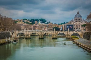 Roma: Inngang til Peterskirken og hopp-på/hopp-av-buss